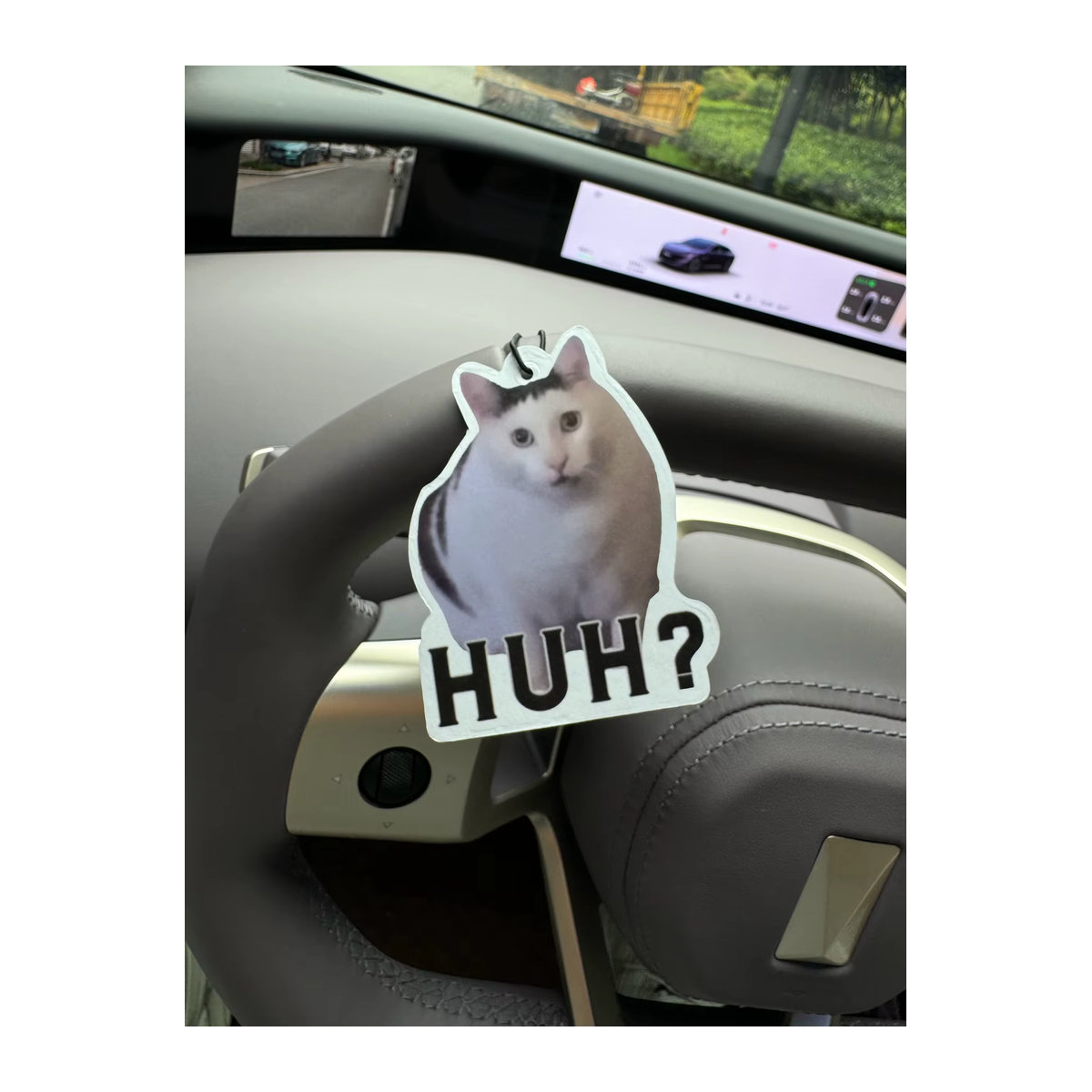 Huh? Niedrige weiße Katzen-Emoji Auto-Dufttabletten als Lufterfrischer und Anhänger für den Rückspiegel oder Kleiderschrank im Anime-Cartoon-Design - Bild 3