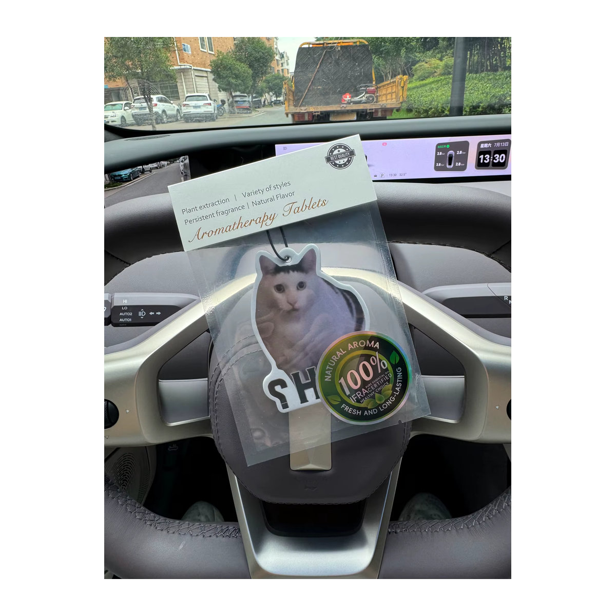 Huh? Niedrige weiße Katzen-Emoji Auto-Dufttabletten als Lufterfrischer und Anhänger für den Rückspiegel oder Kleiderschrank im Anime-Cartoon-Design - Bild 4