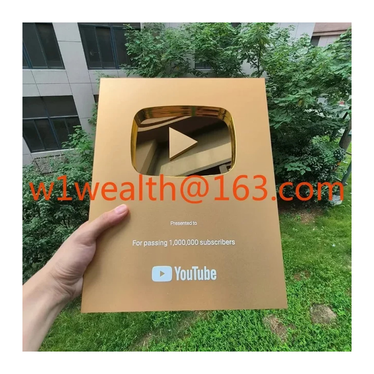 Individuelle YouTube Play Button Auszeichnung aus Metall in Gold mit personalisiertem Namensschild - Bild 1