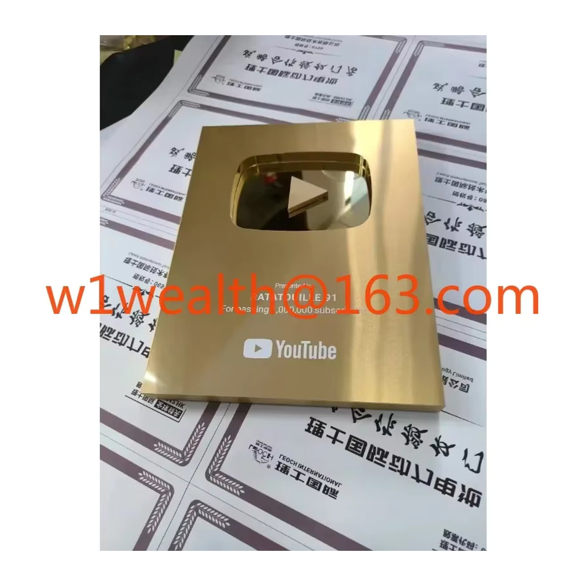 Individuelle YouTube Play Button Auszeichnung aus Metall in Gold mit personalisiertem Namensschild - Bild 3