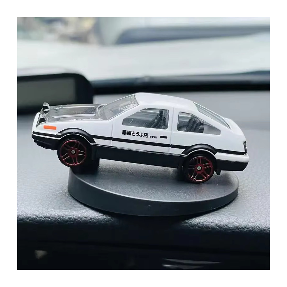 Initial D AE86 Fujiwara Rennwagen-Modell Drift-Auto-Statue als Dekoration für Mittelkonsole und Armaturenbrett in Weiß - Bild 2