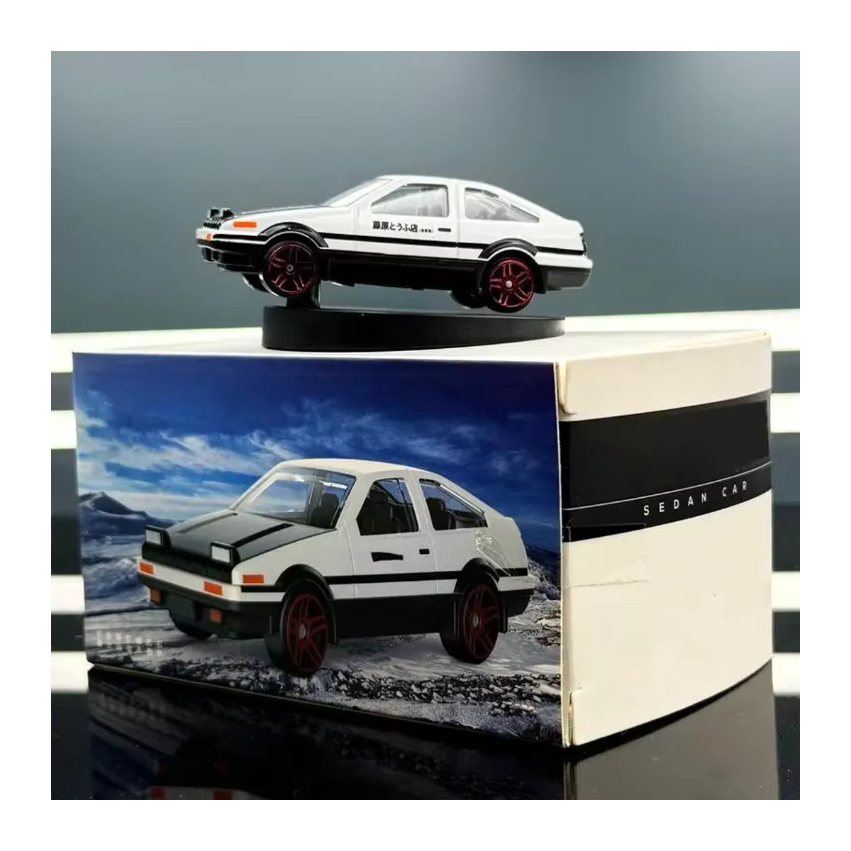 Initial D AE86 Fujiwara Rennwagen-Modell Drift-Auto-Statue als Dekoration für Mittelkonsole und Armaturenbrett in Weiß - Bild 3