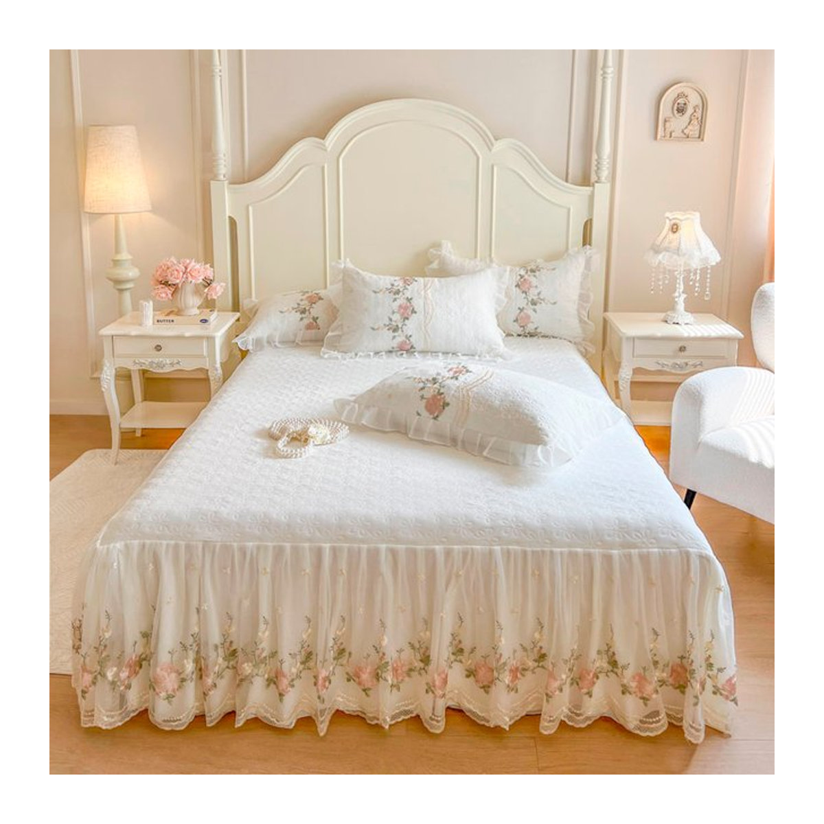 IvaRose HOME TEXTILE Bettwäsche-Set aus 100 % Baumwolle mit Blumenspitzen-Design in Weiß, 3-teilig inklusive Bettrock und 2 Kissenbezügen - Bild 1