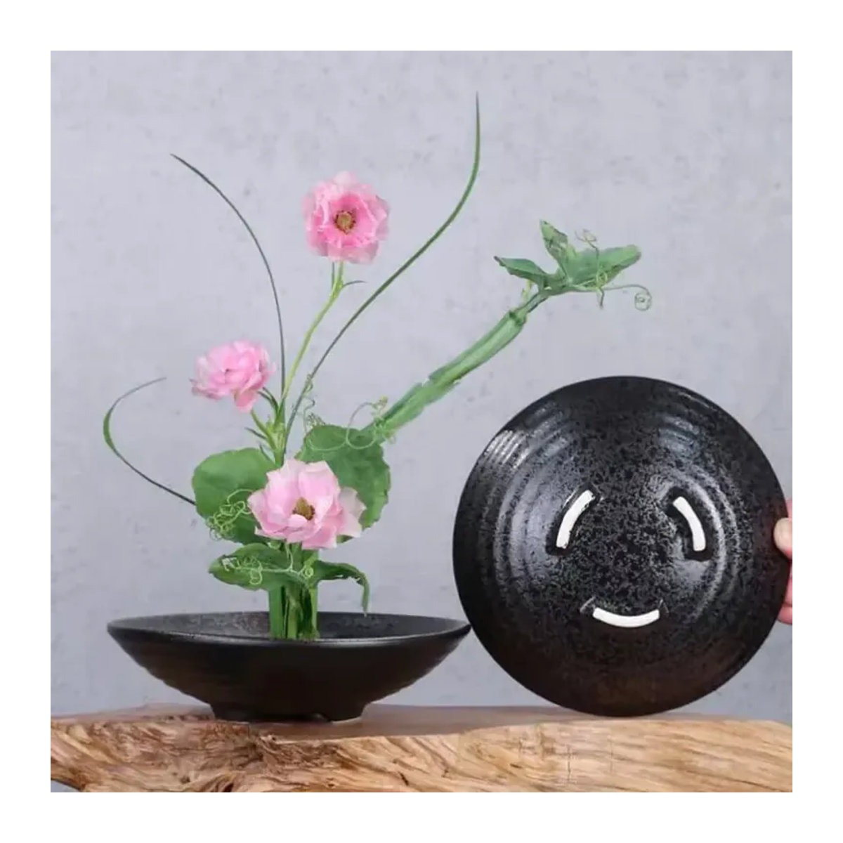 Japanische Keramik Vase in Frosch-Design, schwarze Ikebana Schale für Blumenarrangements und Teetisch-Dekoration - Bild 1