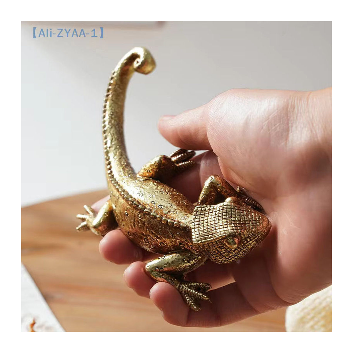 JETTING Gecko Wanddekoration Goldene Eidechse aus Kunstharz als hängende Wandskulptur im Landhausstil - Bild 5