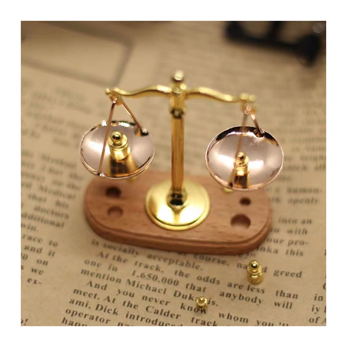JETTING Mini-Vintage-Waage als Ornament in Gold mit Holzdetails zur Dekoration - Bild 2