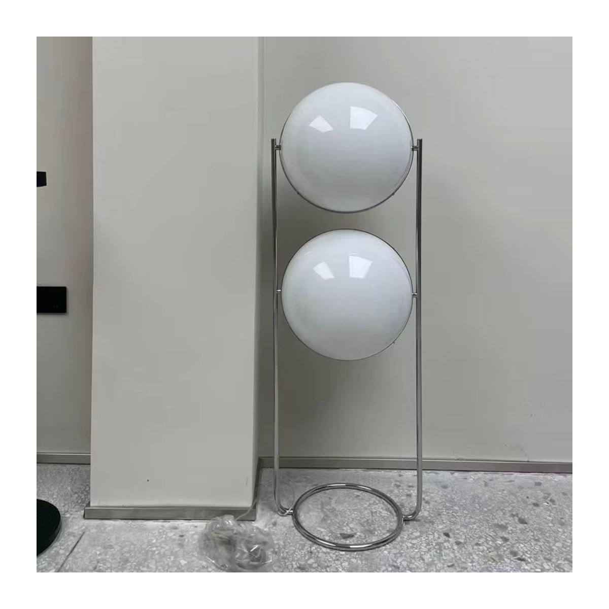 JIANKEXING Nordic Designer Acryl Ball Stehlampe Galvani in Chrom und Weiß mit LED-Leseleuchte für ein modernes Wohnzimmer - Bild 4
