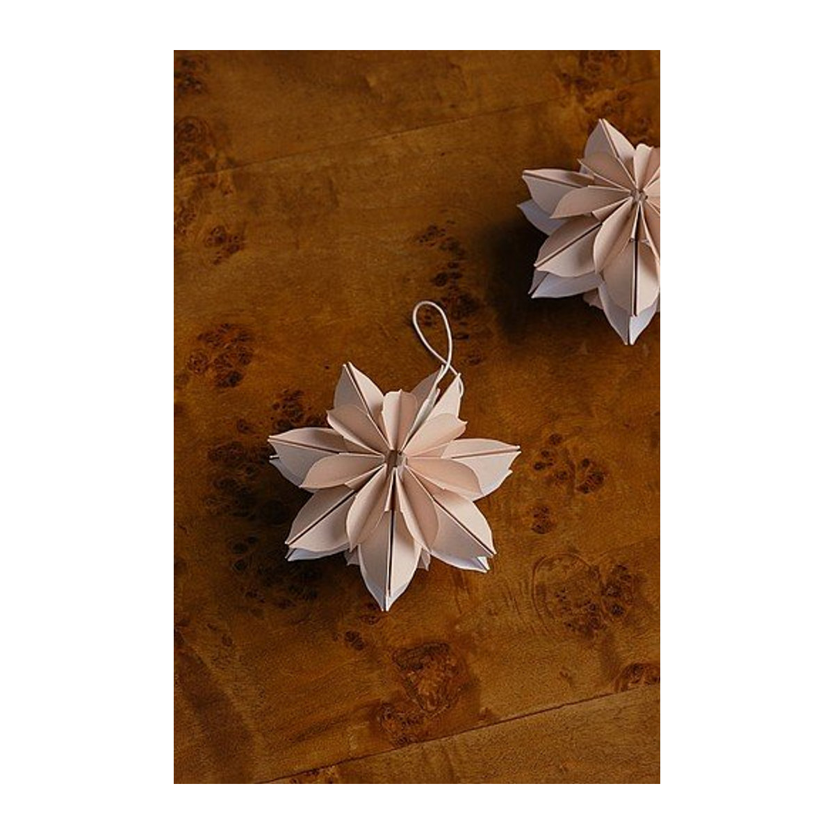 Jotex MIA Weihnachtsdekoration 2er-Pack Hängeornamente aus Papier in Beige und Weiß mit Schneeflocken und geometrischen Sternen im skandinavischen Design - Bild 1