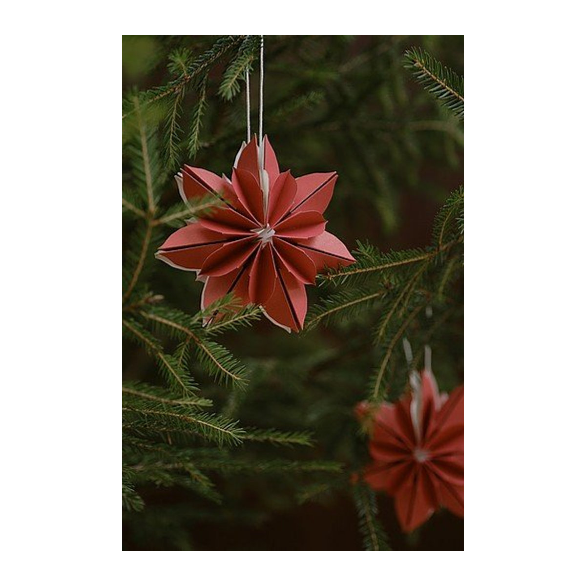 Jotex MIA Weihnachtsdekoration 2er-Pack rote Hängeornamente aus Papier in Schneeflocken- und Blumenform im skandinavischen Design - Bild 1