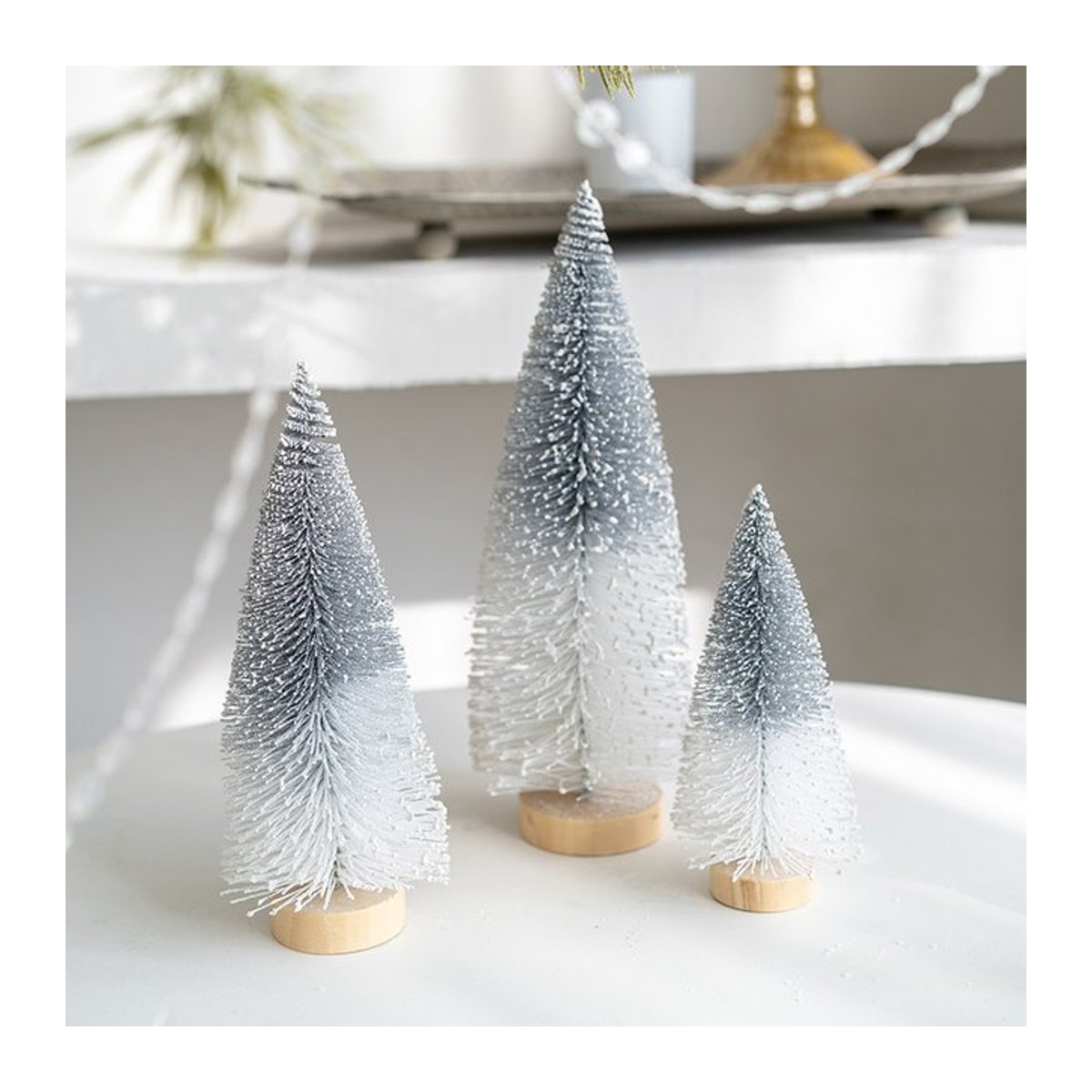 Joy-enlife Mini-Weihnachtsbäume aus künstlichen Nadeln in Weiß mit Holzbasis für deine skandinavische Weihnachtsdekoration - Bild 1