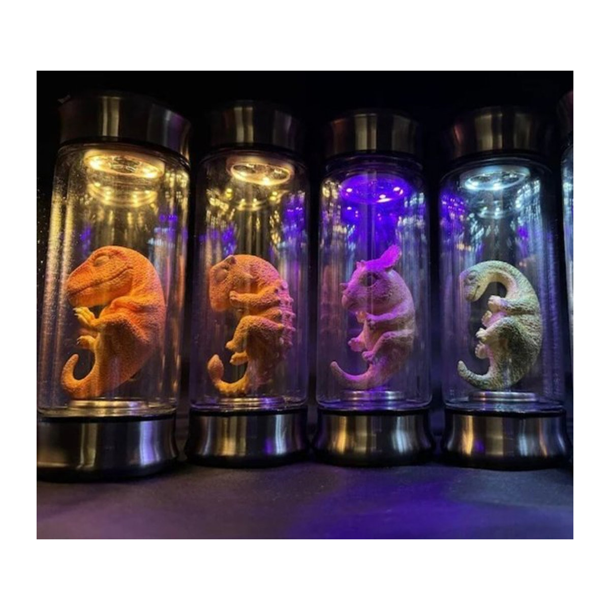 Jurassic Park Velociraptor Dinosaurier Embryo Glasgefäß in Mehrfarbig mit Glow-Effekt - Bild 1