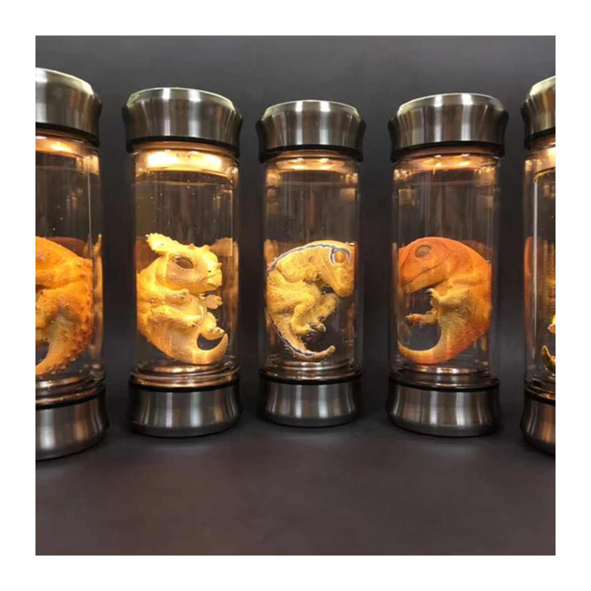 Jurassic Park Velociraptor Dinosaurier Embryo Glasgefäß in Mehrfarbig mit Glow-Effekt - Bild 2