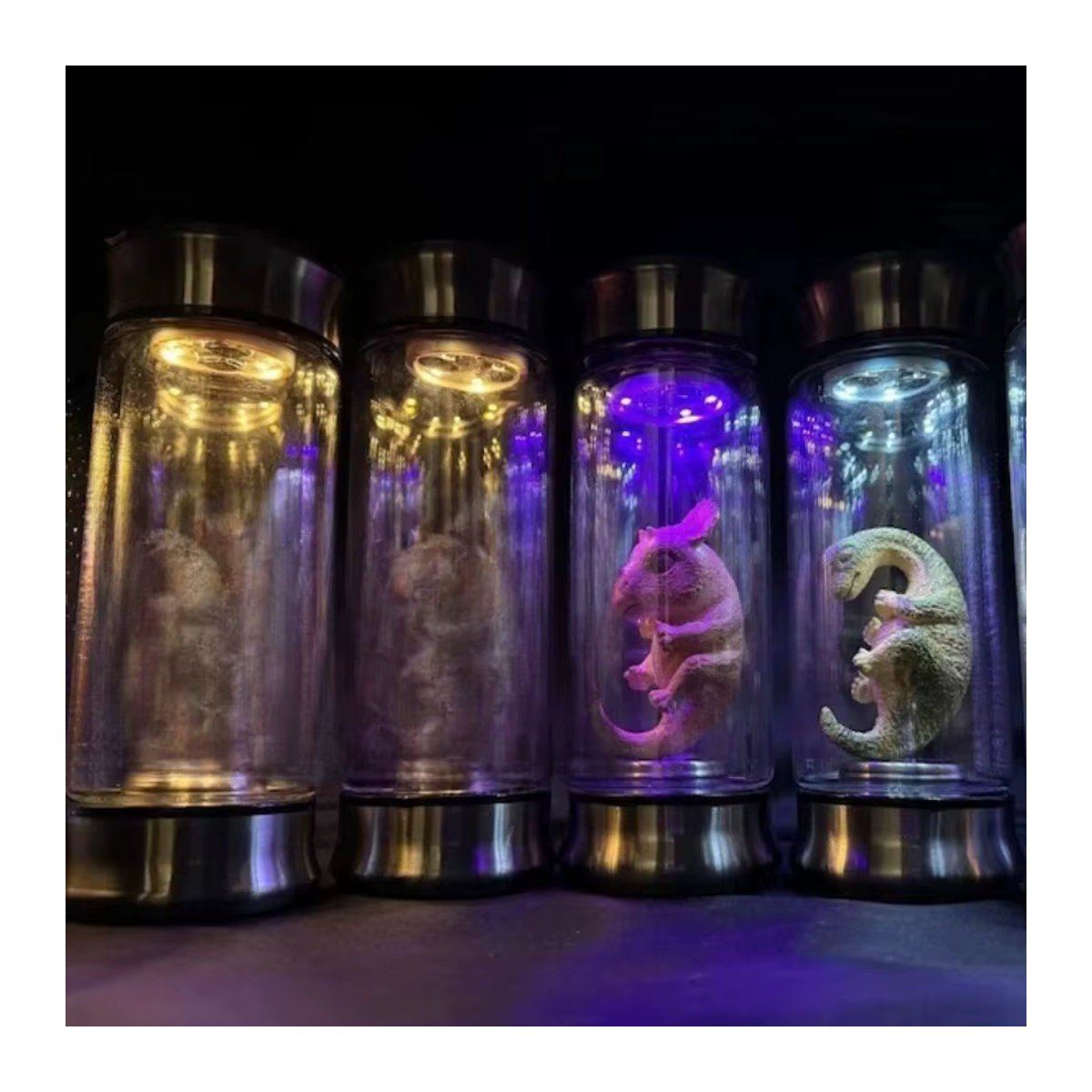 Jurassic Park Velociraptor Dinosaurier Embryo Glasgefäß in Mehrfarbig mit Glow-Effekt - Bild 4