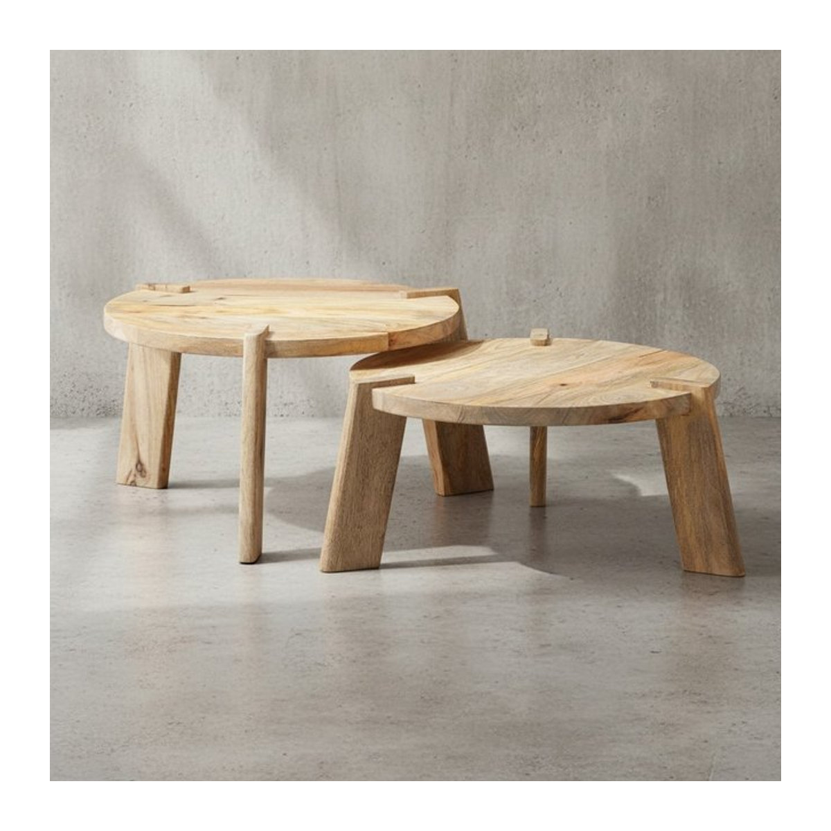KADIMA DESIGN 2er Set Couchtische HELEN aus Mango Massivholz in Natur mit Messing Zierstreifen - Bild 1