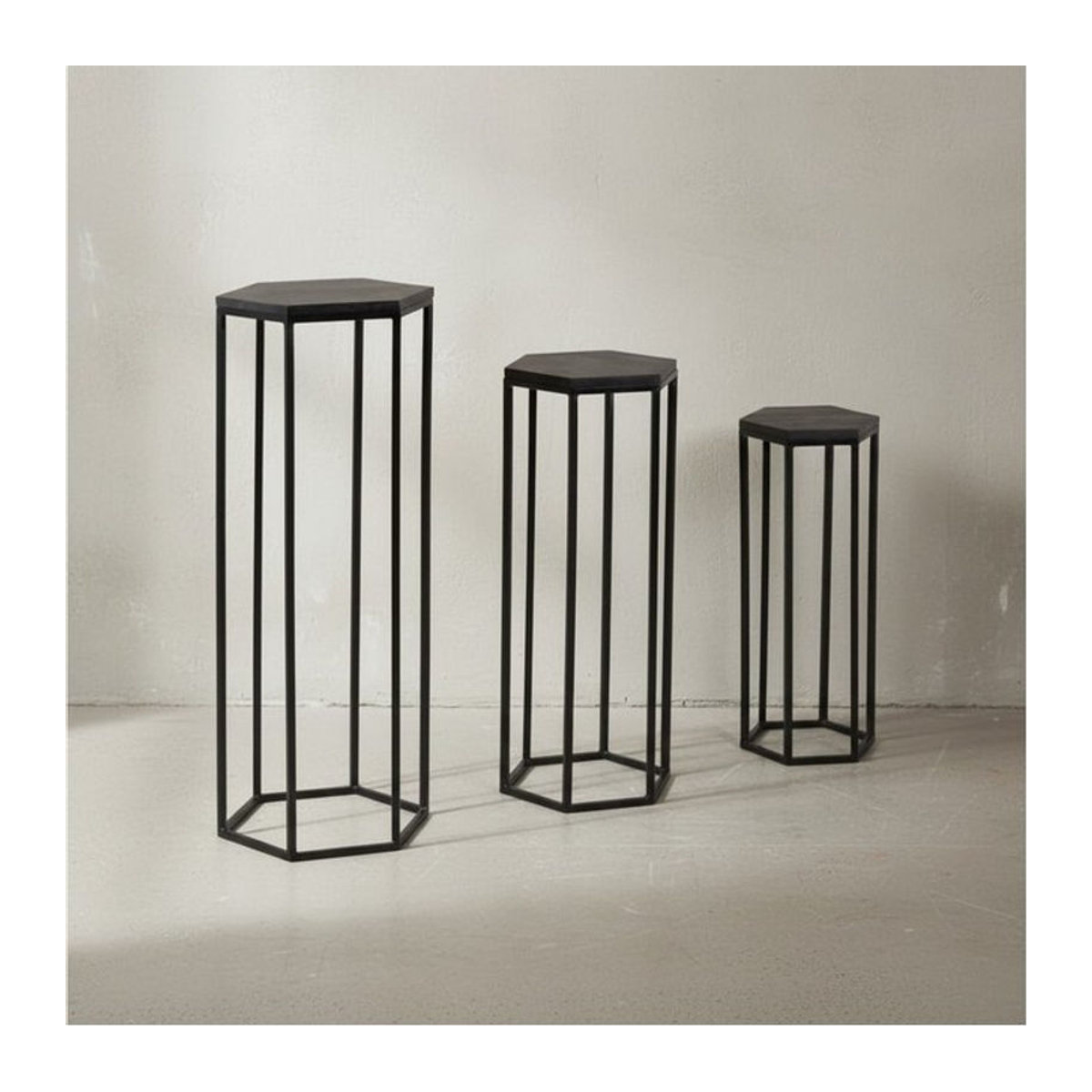 KADIMA DESIGN Beistelltisch-Set aus Massivholz und Metall in Schwarz mit 3 Hexagon-Tischen im modernen Design - Bild 1