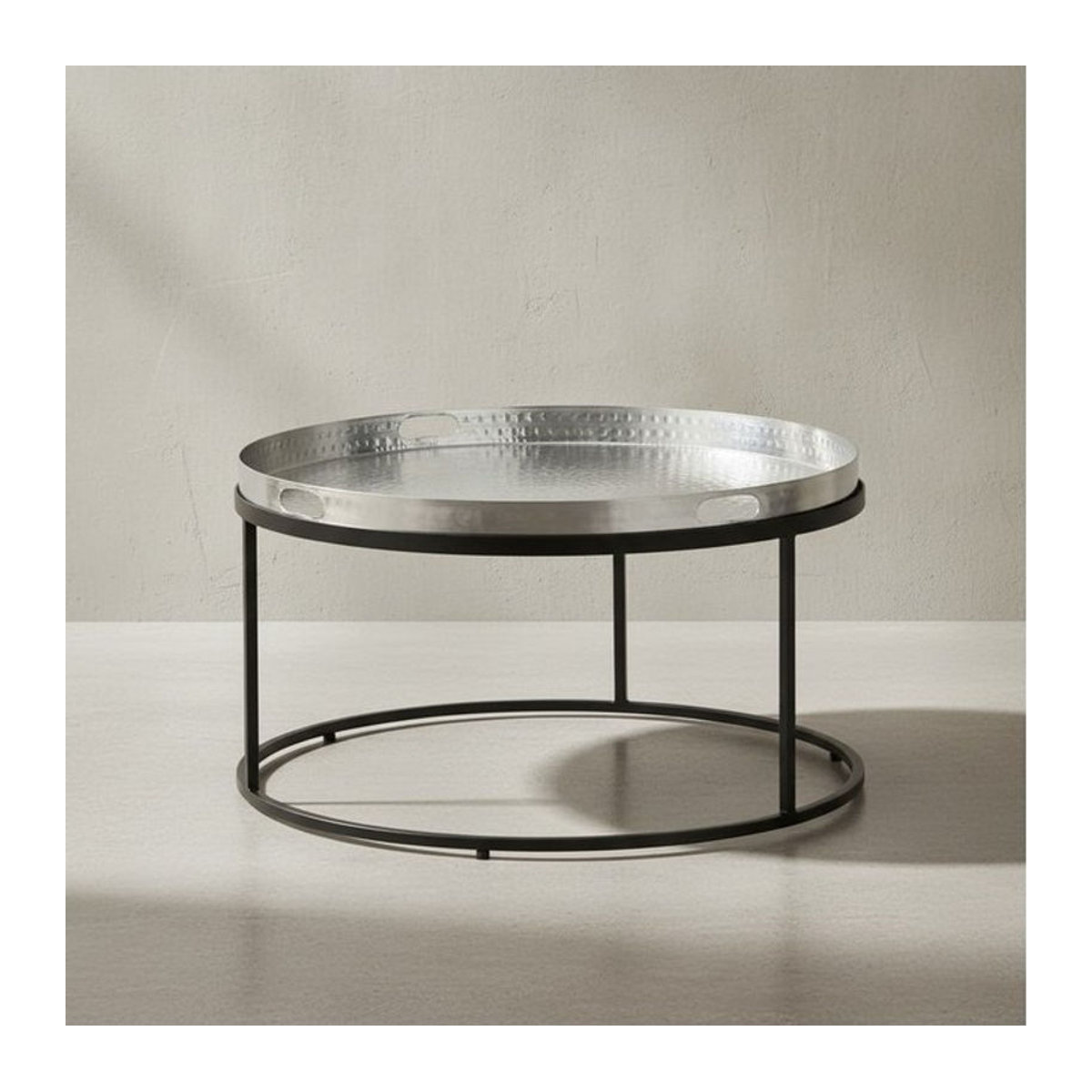KADIMA DESIGN Moderner Couchtisch mit Hammerschlag-Struktur und abnehmbarem Tablett aus Aluminium und Metall in Silber-Schwarz, B/T/H: 62 x 62 x 36 cm - Bild 1