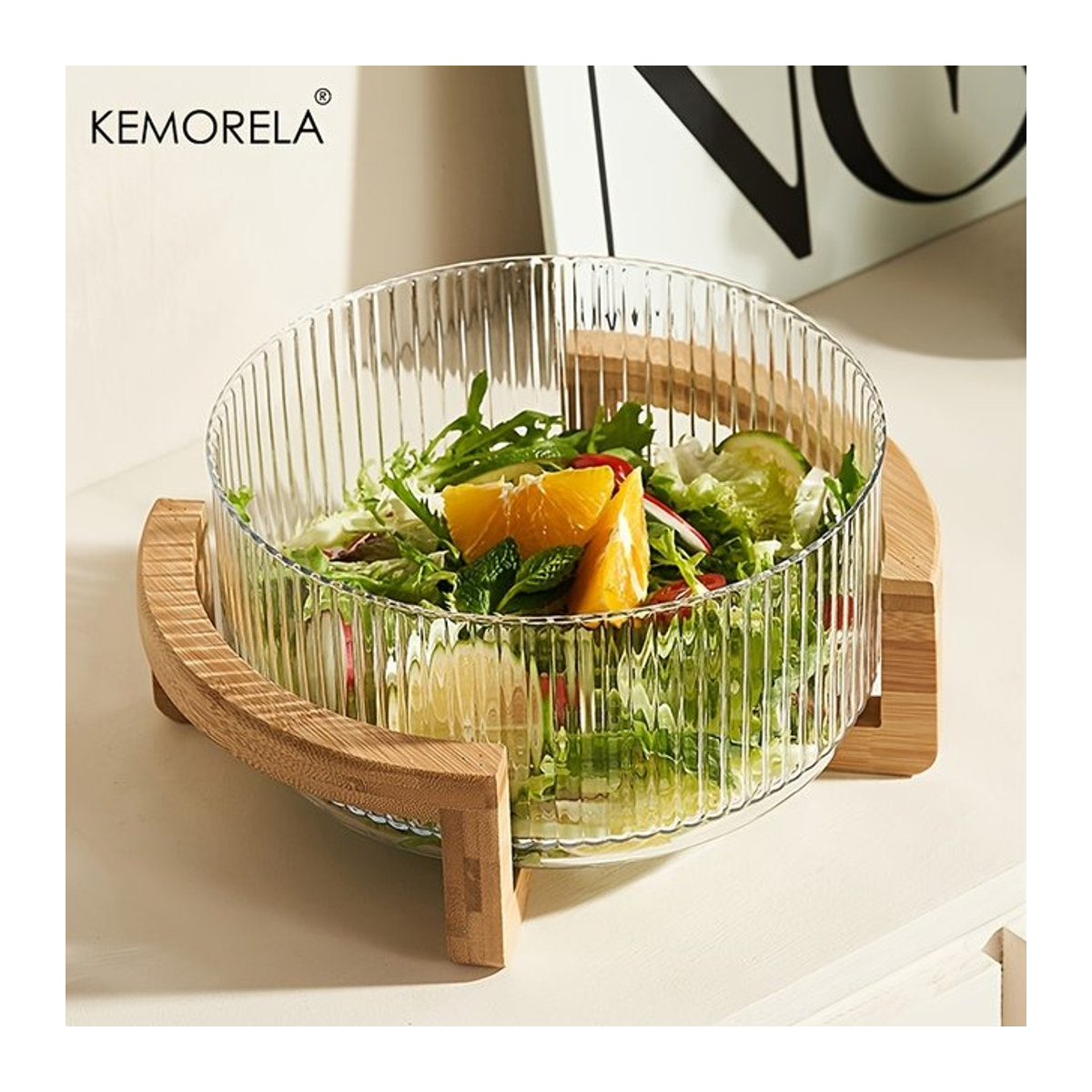 KEMORELA Gestreifte Glasschüssel mit Holzständer, runde transparente Obstschale und Salatschüssel im skandinavischen Design - Bild 1