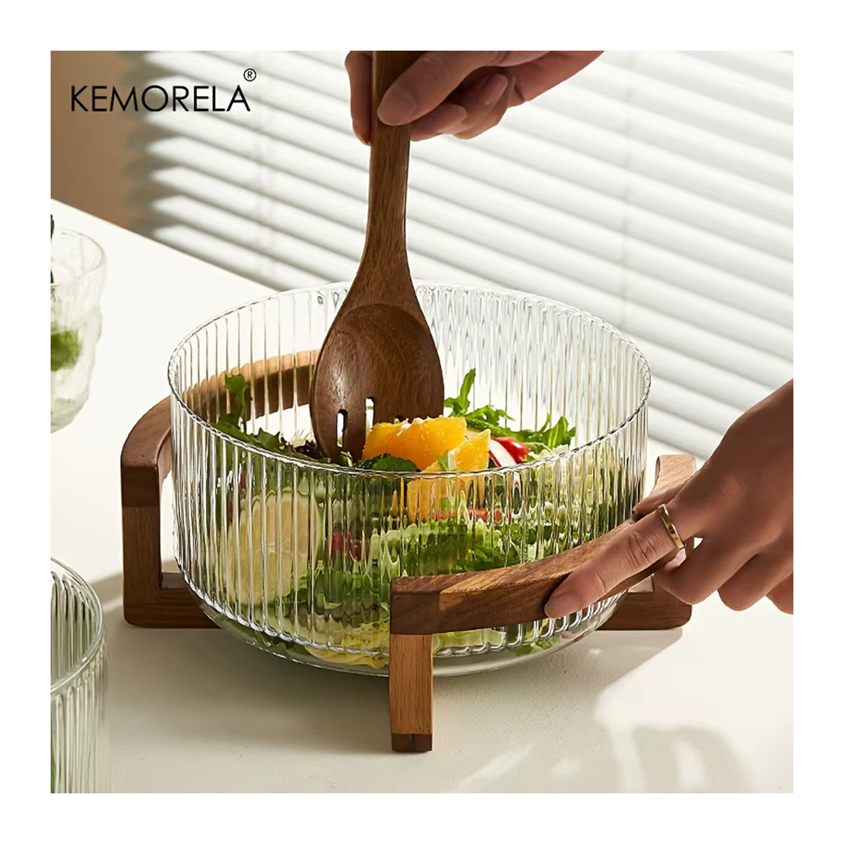 KEMORELA Gestreifte Glasschüssel mit Holzständer, runde transparente Obstschale und Salatschüssel im skandinavischen Design - Bild 3