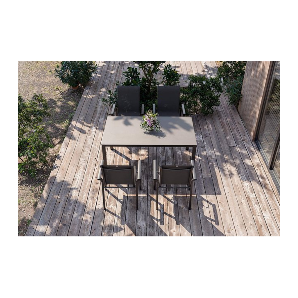 Kettler BasicPlus Pro Garten-Essgruppe in Anthrazit mit Tisch und 4 Stapelstühlen aus Aluminium, Glas und Textilene, Tisch Breite: 160 cm, Tiefe: 95 cm - Bild 1