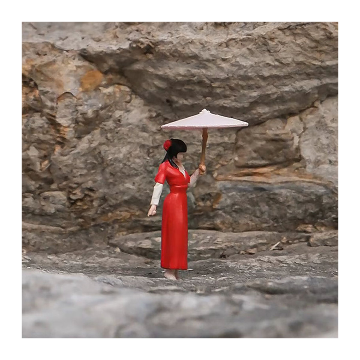 Kicarmod Modellfigur Mädchen mit Regenschirm im Maßstab 1:64, rot, Dekoration - Bild 3