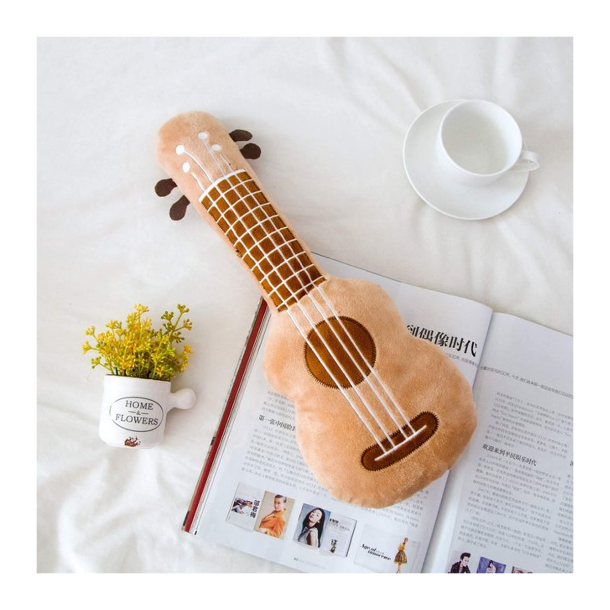 Kidsly Gitarrenkissen in Beige als dekoratives Plüsch-Rückenkissen für die Heimdekoration - Bild 1