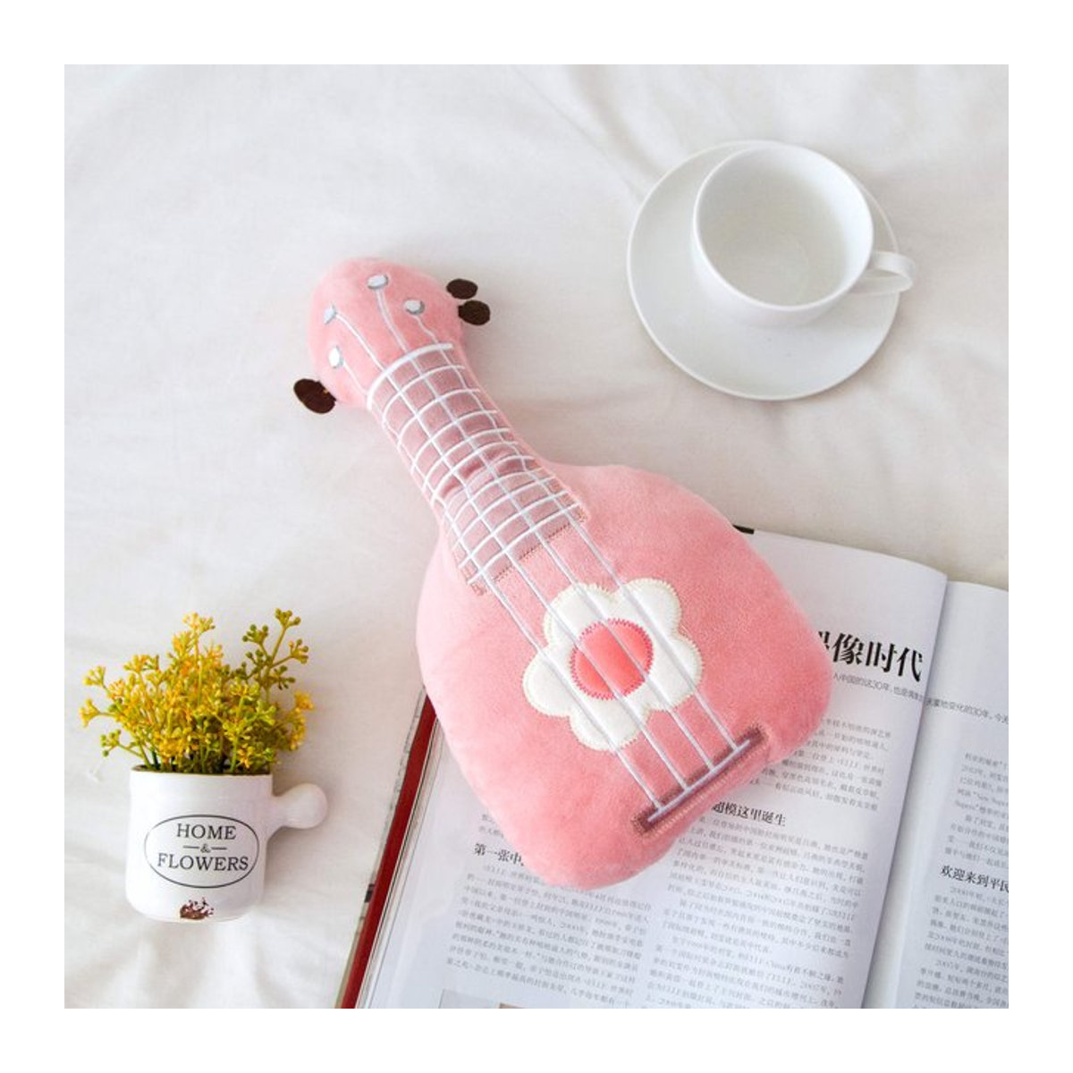 Kidsly Gitarrenkissen in Rosa mit Applikation als dekoratives Plüschkissen - Bild 1