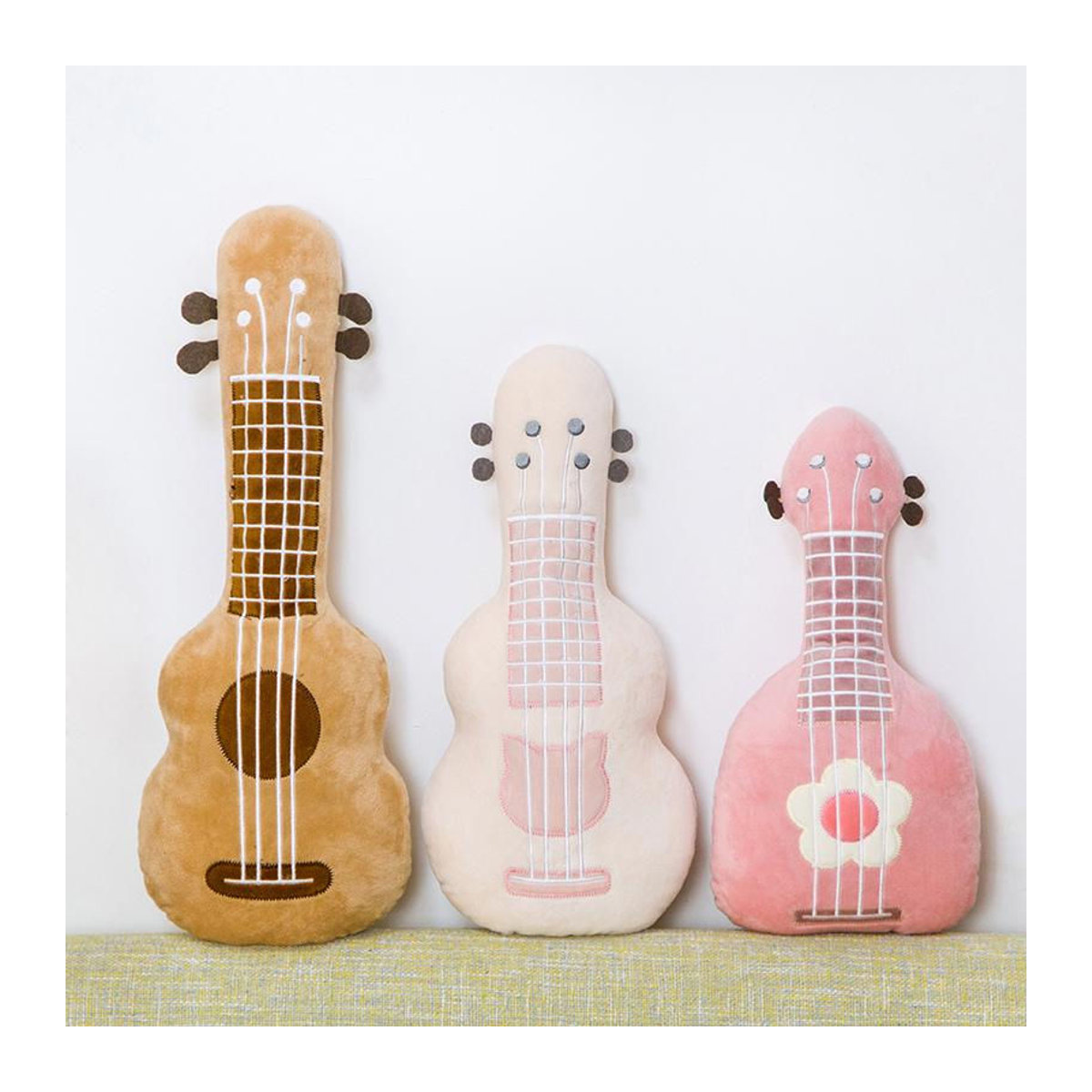 Kidsly Gitarrenkissen in Rosa mit Applikation als dekoratives Plüschkissen - Bild 3