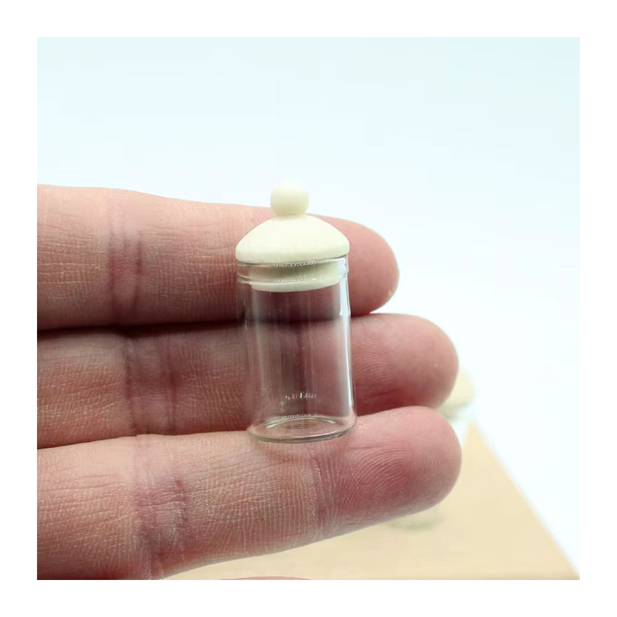 KittenBaby 4er-Set Miniatur-Glasflaschen für Puppenhaus-Küchenzubehör, transparent und rund - Bild 4