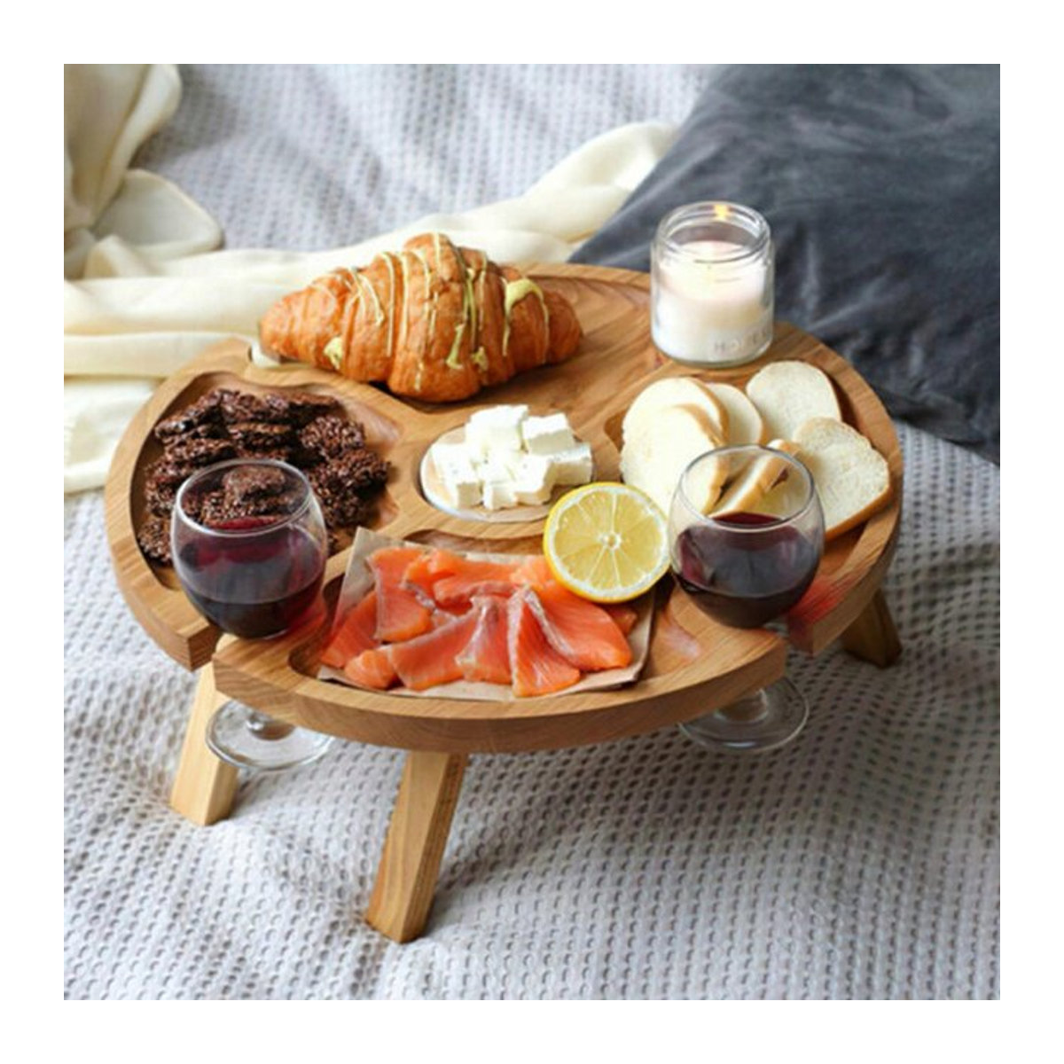 Klappbarer Picknicktisch aus Holz mit 2-in-1 Weinglasregal und Glashalter in Gelb - Bild 1