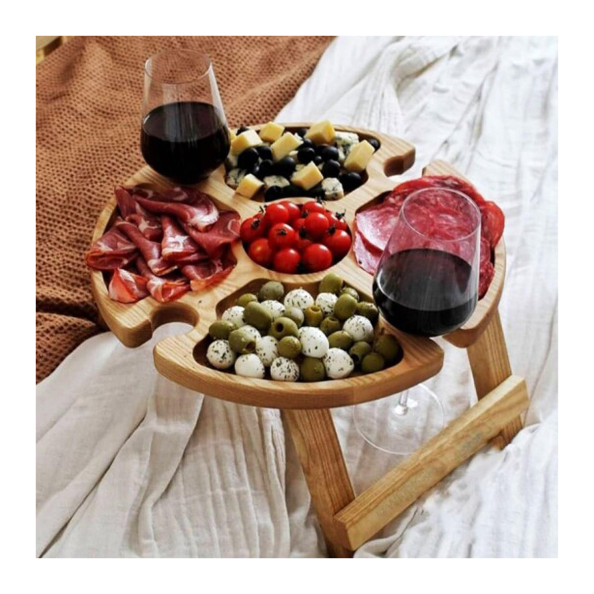 Klappbarer Picknicktisch aus Holz mit 2-in-1 Weinglasregal und Glashalter in Gelb - Bild 3