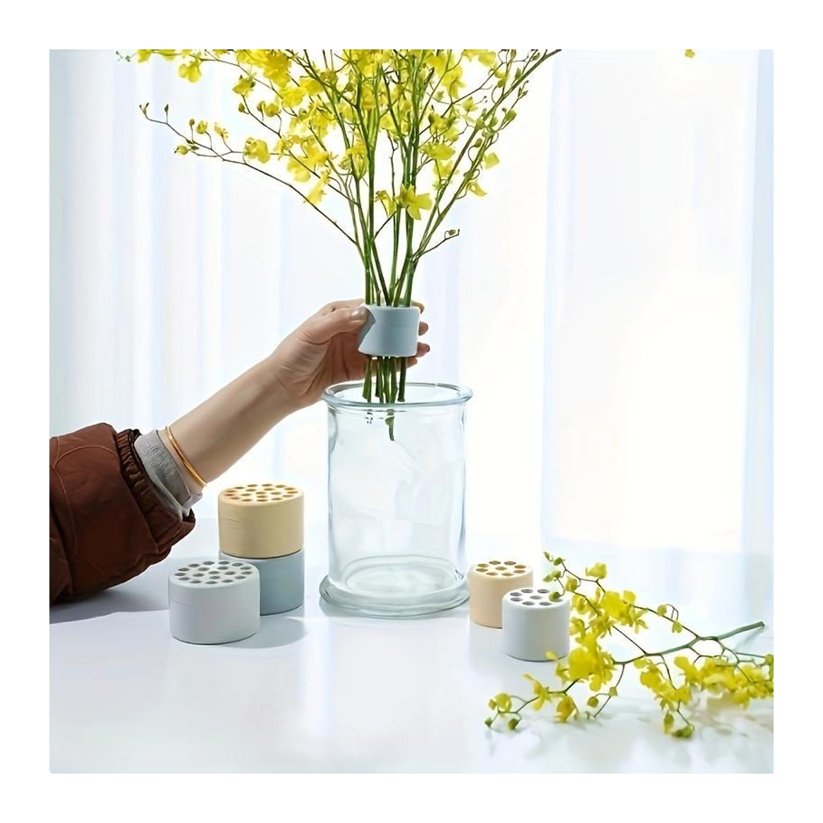 Klassischer Blumenarrangierer aus Kunststoff in Gelb mit Chrom-Optik für Schnittblumen und Dekoration - Bild 2