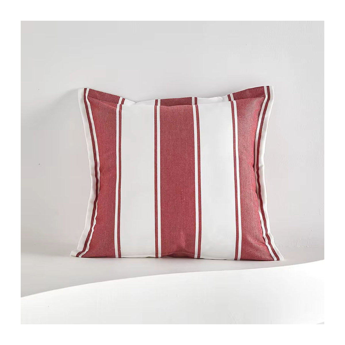 Klassischer gestreifter Kissenbezug von efundeal aus recyceltem Polyestergewebe in Rot und Beige, B/B: 45 x 45 cm, für Innen und Außen - Bild 3