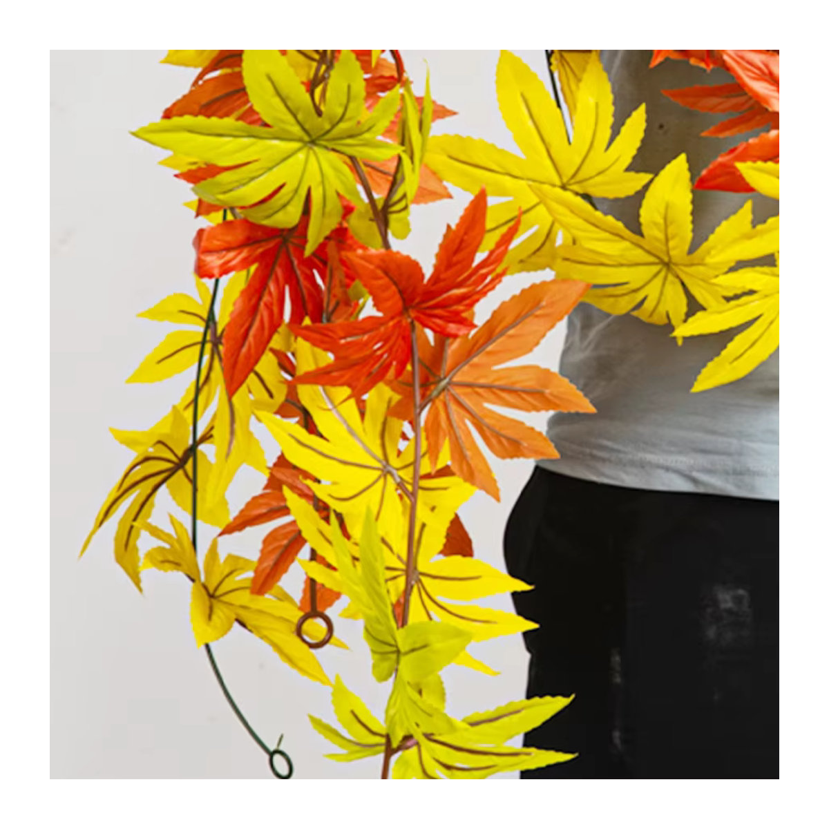 Kmitang Künstliche Herbst-Ahorn Girlande in Orange und Mehrfarbig, Hängende Ranken mit Blättern für Halloween und Herbst-Dekoration, Länge: 43–200 cm - Bild 4