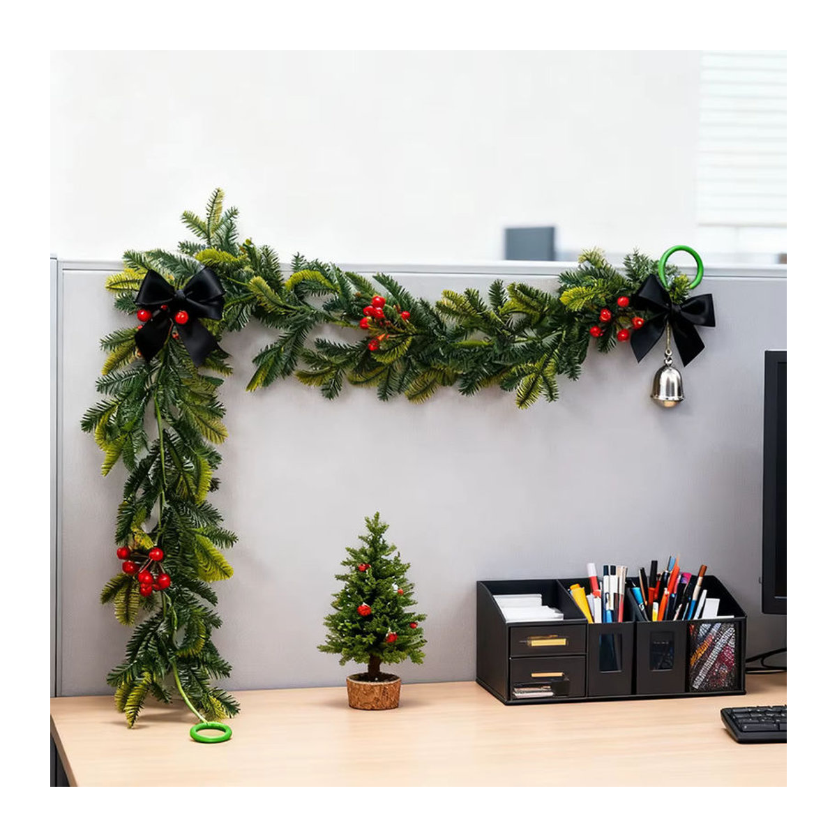 Kmitang Künstliche Weihnachtsranke mit Kiefer, Rattan und roten Früchten, Dekoration in Grün und Rot, Länge: 175 cm - Bild 2
