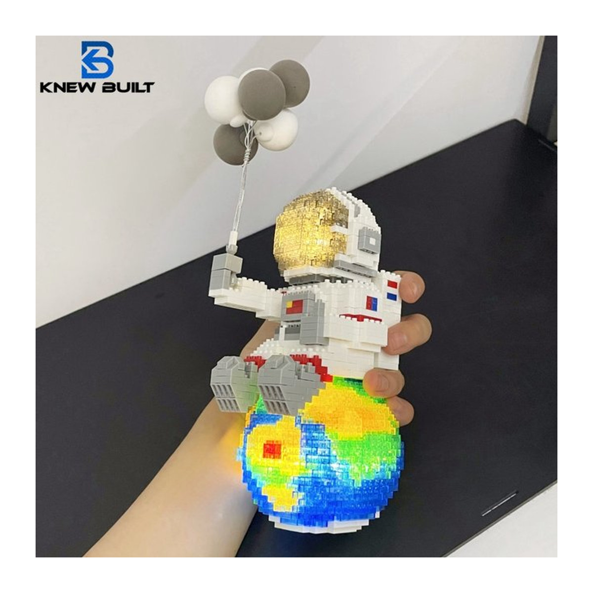 KNEW BUILT Astronauten Micro-Mini-Bausteine mit LED-Leuchten und Stifthalter in Weiß - Bild 1