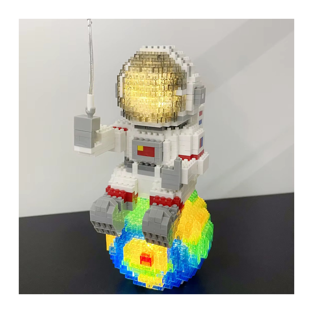 KNEW BUILT Astronauten Micro-Mini-Bausteine mit LED-Leuchten und Stifthalter in Weiß - Bild 2