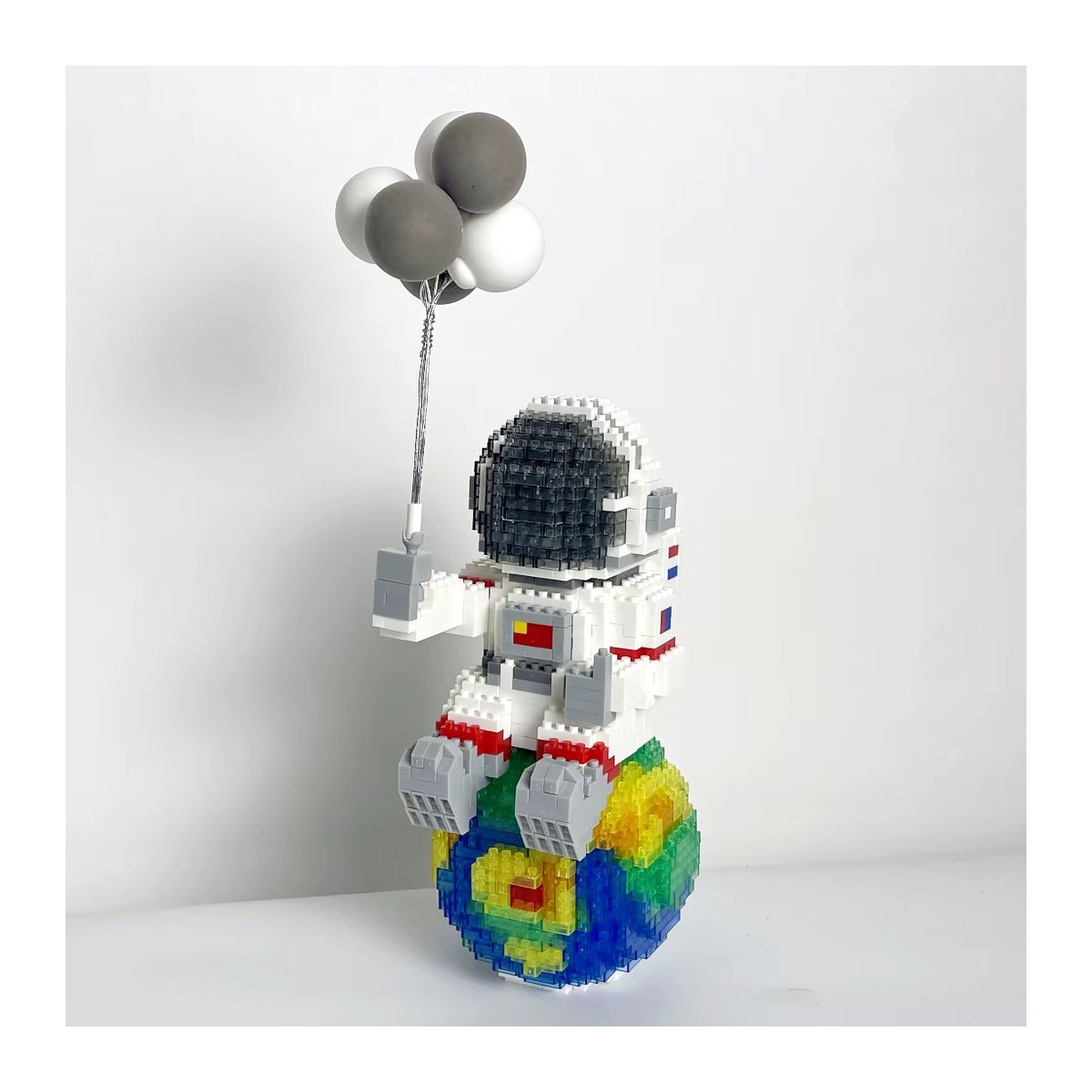 KNEW BUILT Astronauten Micro-Mini-Bausteine mit LED-Leuchten und Stifthalter in Weiß - Bild 3