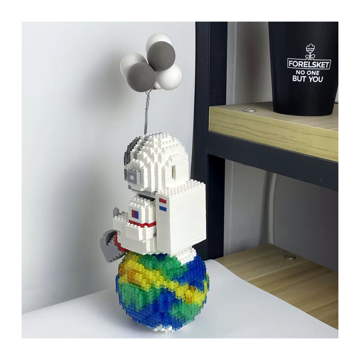 KNEW BUILT Astronauten Micro-Mini-Bausteine mit LED-Leuchten und Stifthalter in Weiß - Bild 4