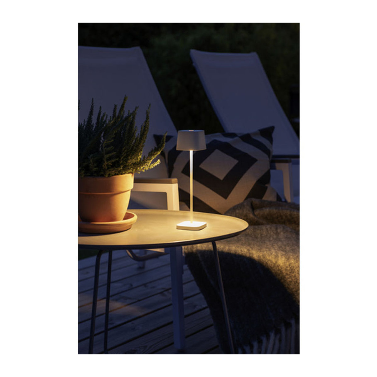 Konstsmide Capri LED-Akku-Tischlampe in Weiß mit warmweißem Licht, Aluminium, B/H: 20 x 7 cm - Bild 3