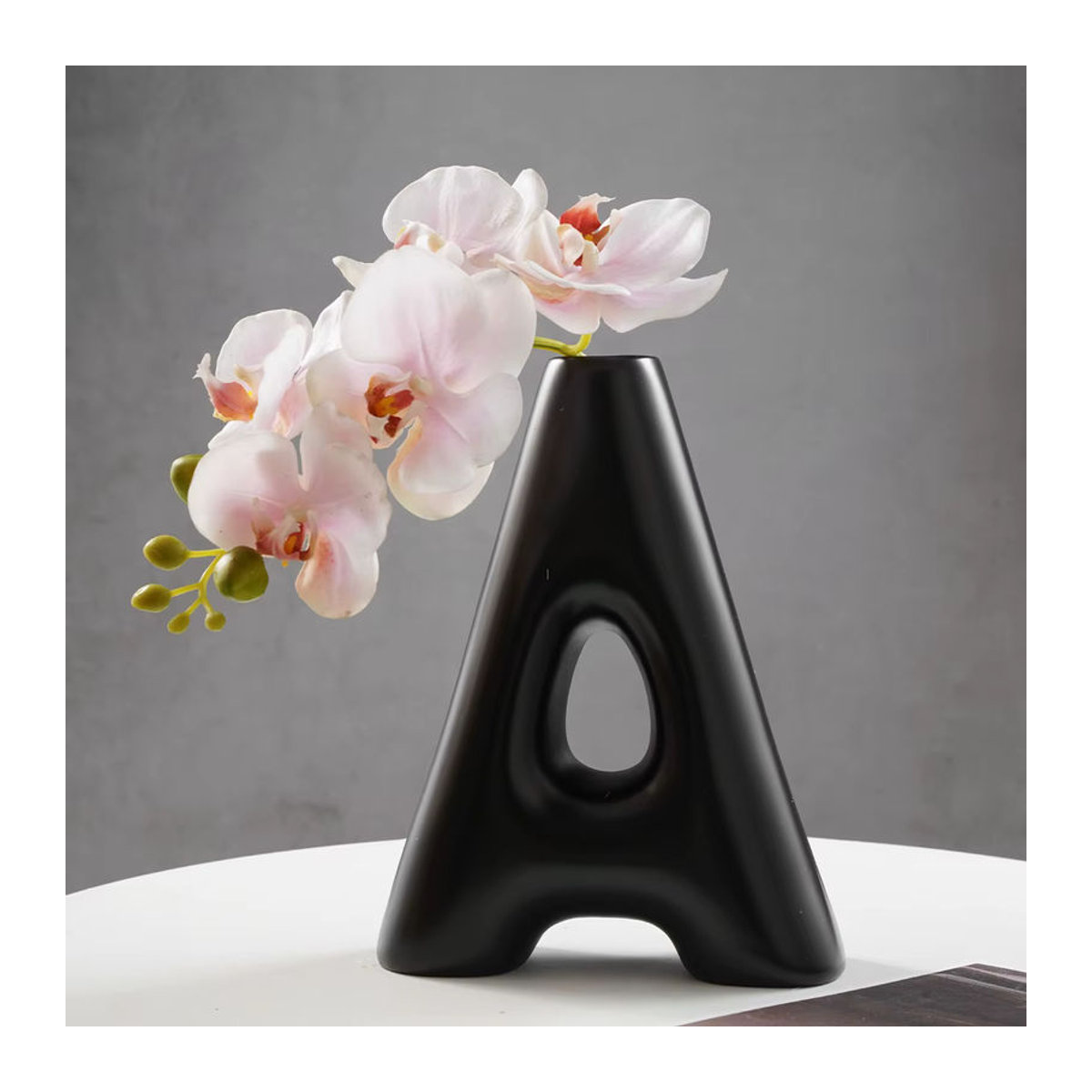 Kreative A-förmige Keramikvase in Schwarz und Weiß für Schnittblumen als minimalistische geometrische Desktop-Dekoration - Bild 2