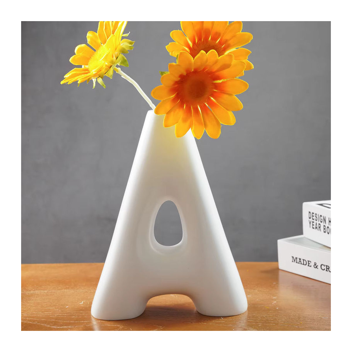 Kreative A-förmige Keramikvase in Schwarz und Weiß für Schnittblumen als minimalistische geometrische Desktop-Dekoration - Bild 4