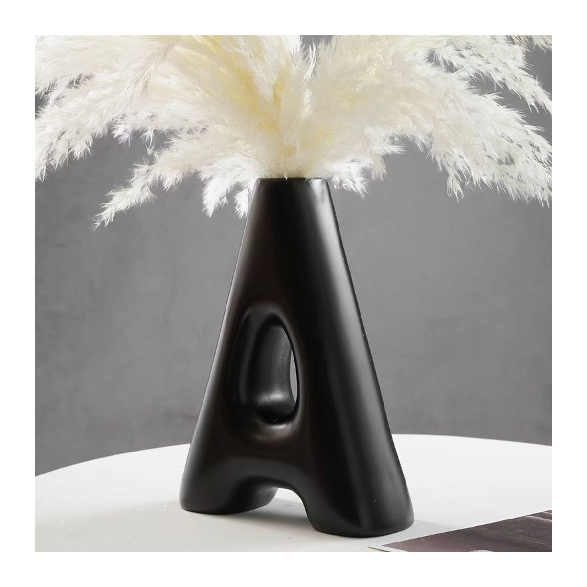Kreative A-förmige Keramikvase in Schwarz und Weiß für Schnittblumen als minimalistische geometrische Desktop-Dekoration - Bild 5