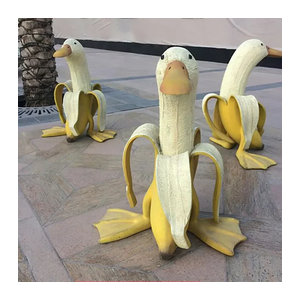Kreative Bananen-Ente als skurrile Gartendekoration in Gelb