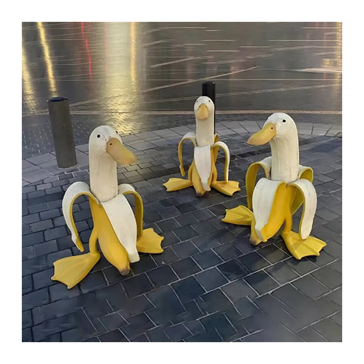 Kreative Bananen-Ente als skurrile Gartendekoration in Gelb - Bild 3