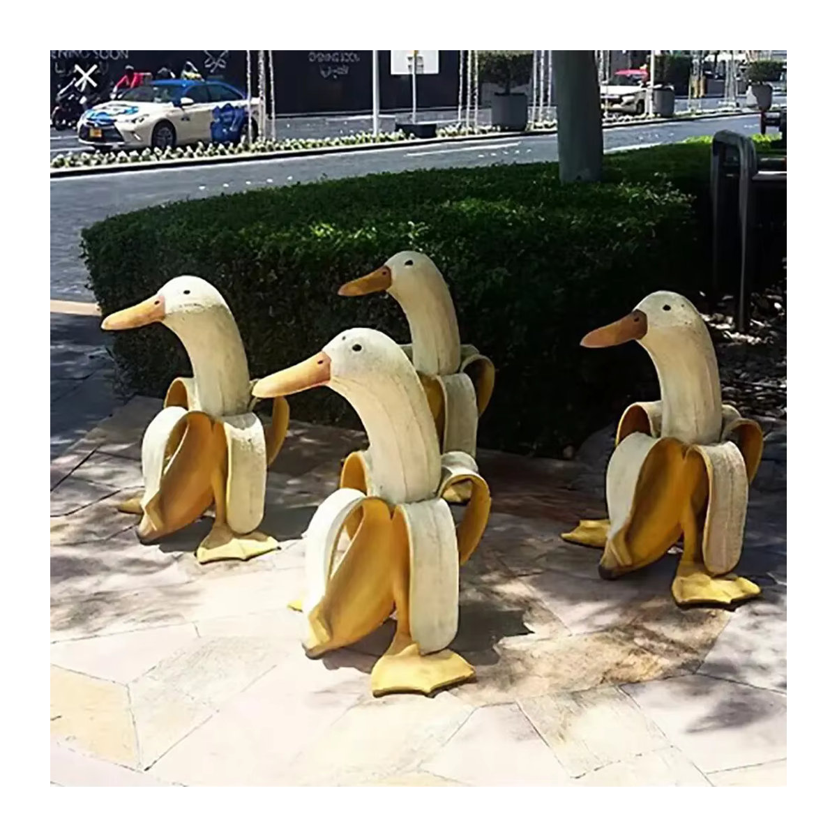 Kreative Bananen-Ente als skurrile Gartendekoration in Gelb - Bild 5