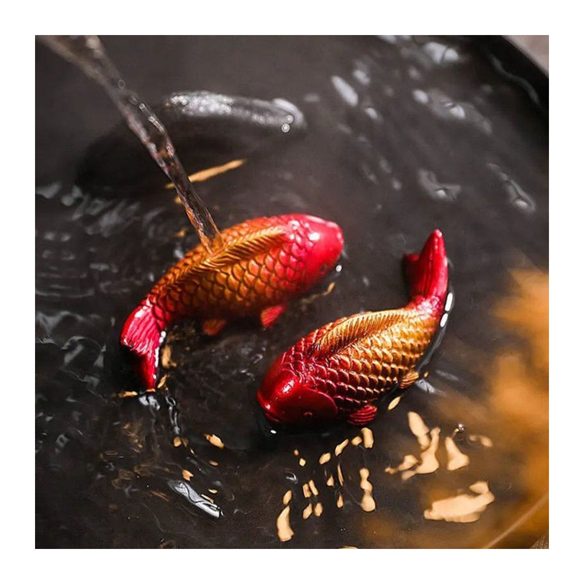 Kreative Farbwechsel Tee-Tischdekoration aus Kunstharz in Rot mit zwei Fischen im Zen-Stil - Bild 1