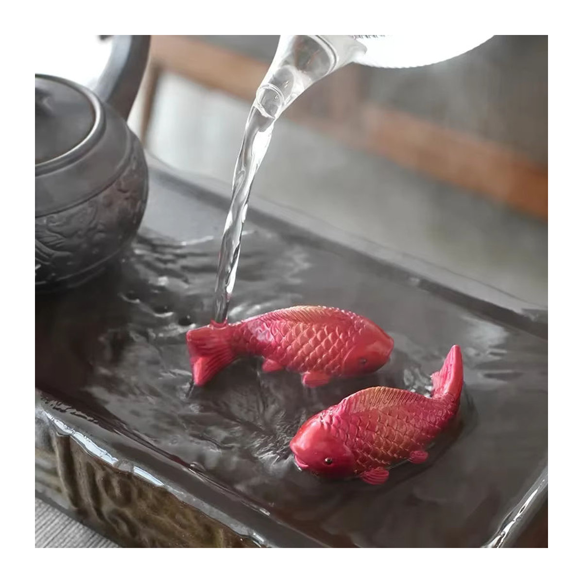 Kreative Farbwechsel Tee-Tischdekoration aus Kunstharz in Rot mit zwei Fischen im Zen-Stil - Bild 4