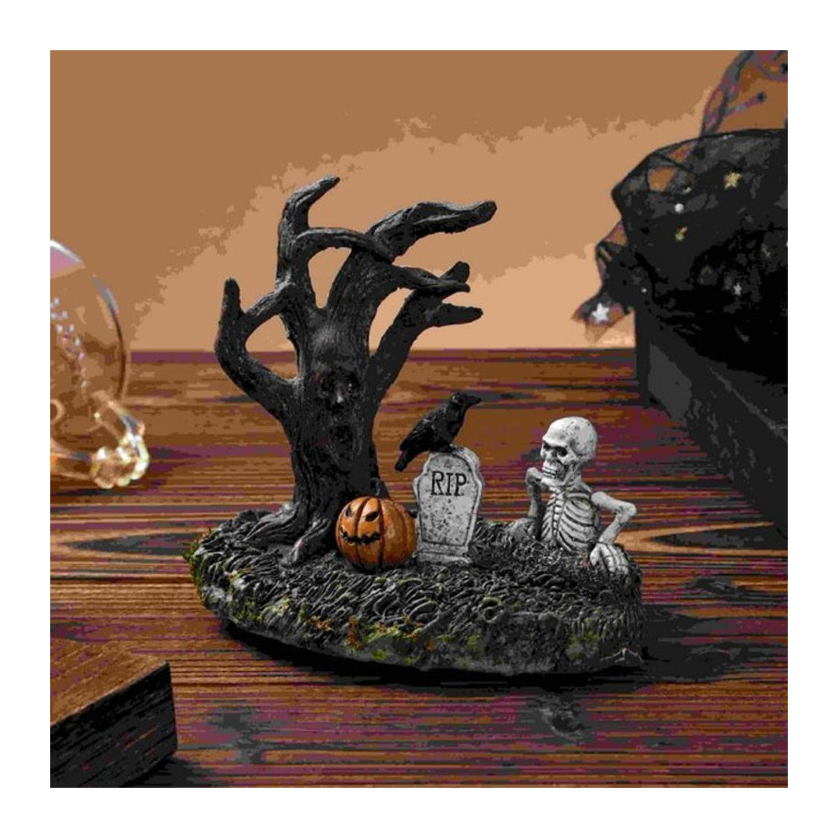 Kreative Halloween Dekoration aus Kunstharz als Landschafts-Ornament mit Geist und welkem Baum für deinen Desktop in Mehrfarbig - Bild 1