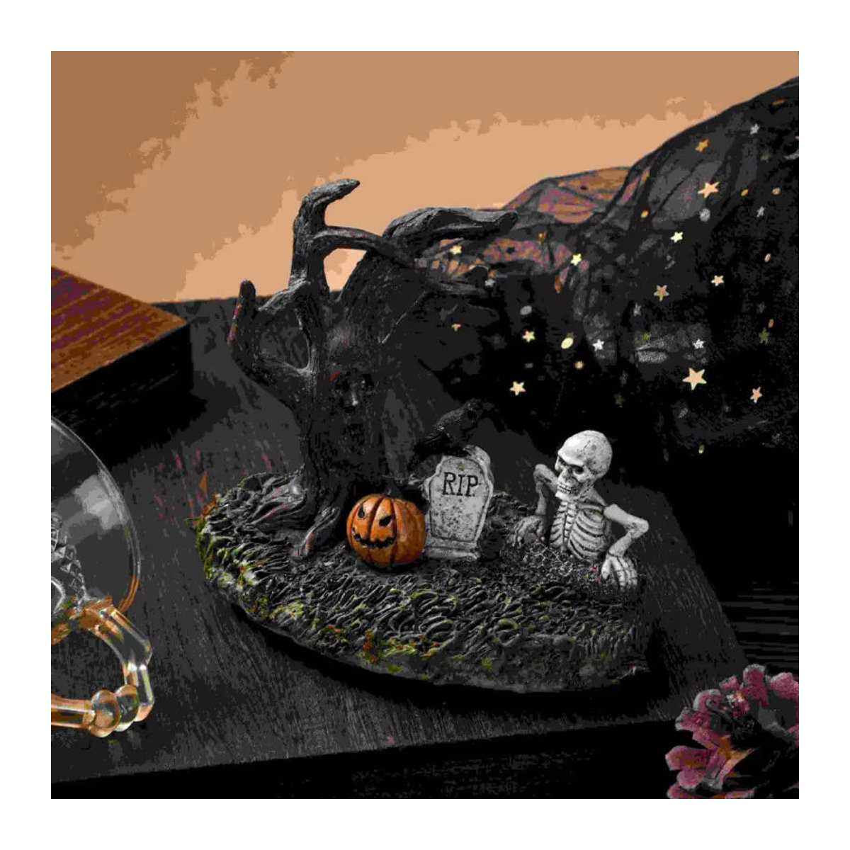 Kreative Halloween Dekoration aus Kunstharz als Landschafts-Ornament mit Geist und welkem Baum für deinen Desktop in Mehrfarbig - Bild 2