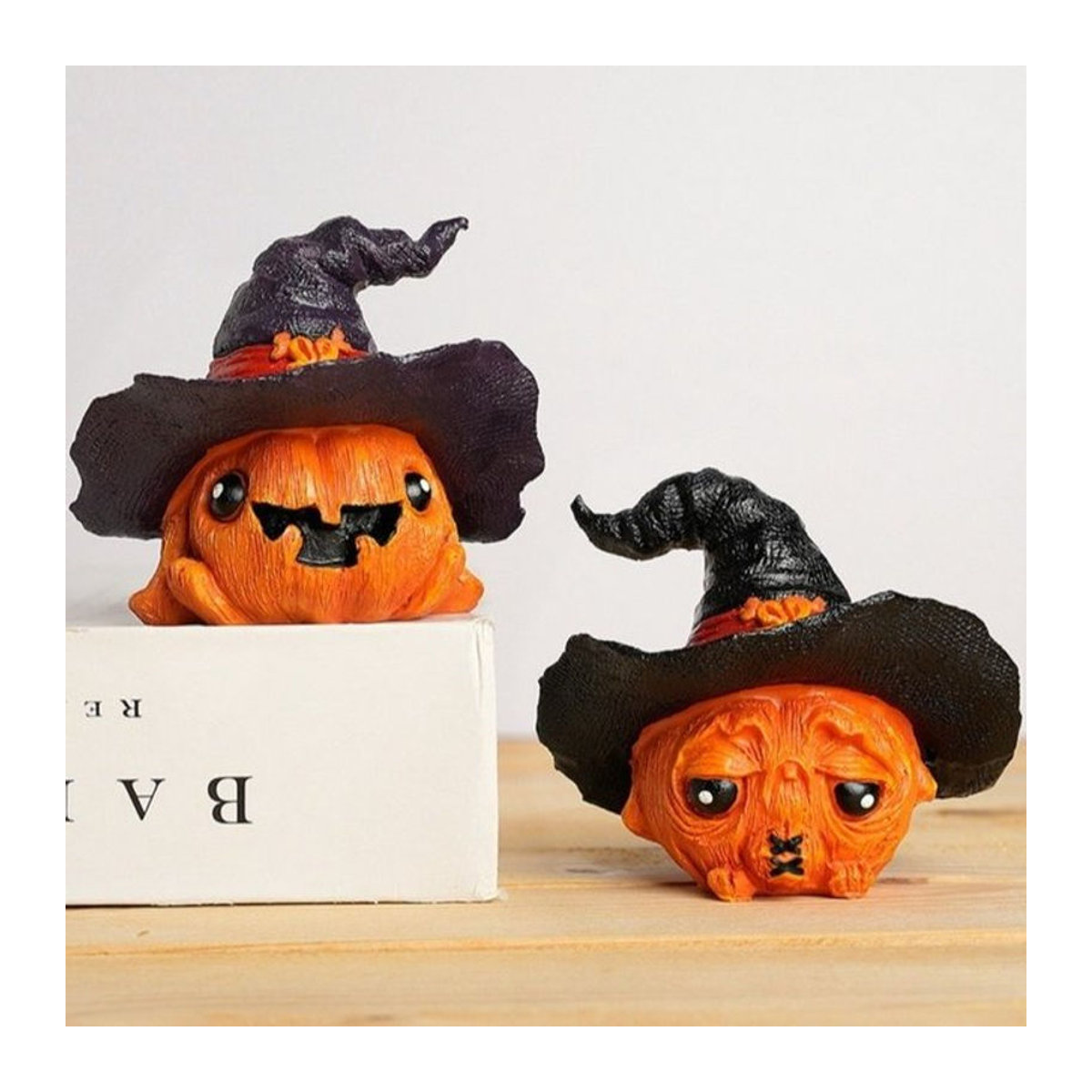 Kreative Halloween Dekoration aus Kunstharz mit Geist, Hexe und Kürbis in Lila und Orange für deine Desktop-Landschaft - Bild 1